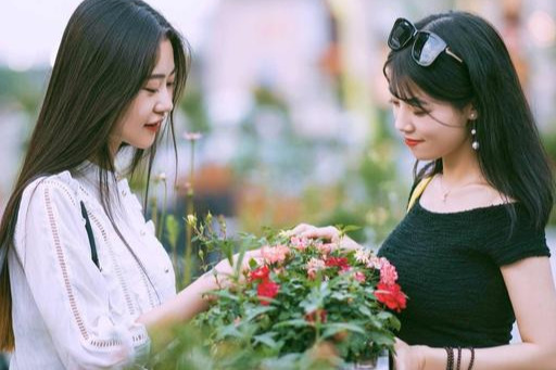 两闺蜜去算命，算命先生：一个有着富婆命，另一个恐怕一生平凡