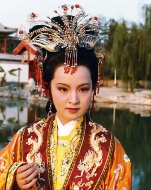 刘姥姥进大观园，替大姐儿取名，乞巧故事，伏下贾元春之死