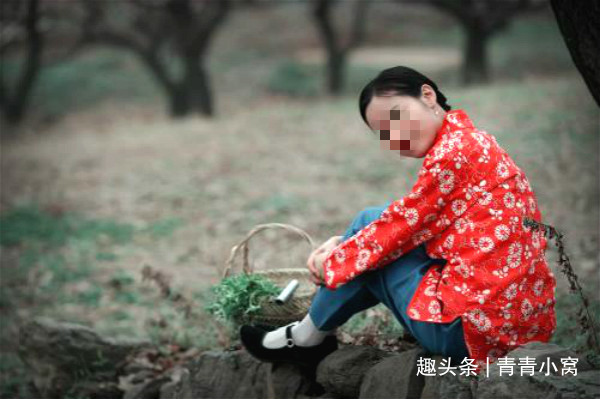 老妇只有一个女儿,算命先生却说她命中两女,老妇:算的真准