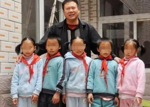 爸爸姓“周”,给五胞胎取名自认好记,护士斥责:孩子招你惹你了