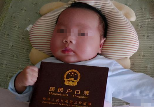 给娃取名吴赖,护士不小心将出生证打错名字,妈妈笑了:不改了