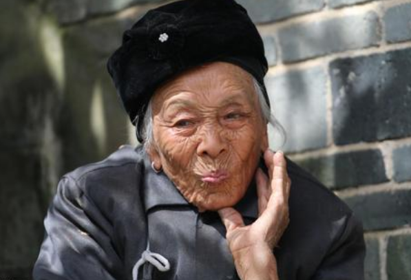 寡妇要砍门前老树，当晚两个儿子却离奇失踪，算命先生竟恭喜