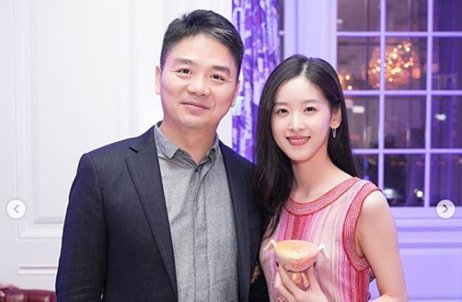 曝光章泽天刘强东官宣离婚，京东副总裁朋友圈八字疑实锤