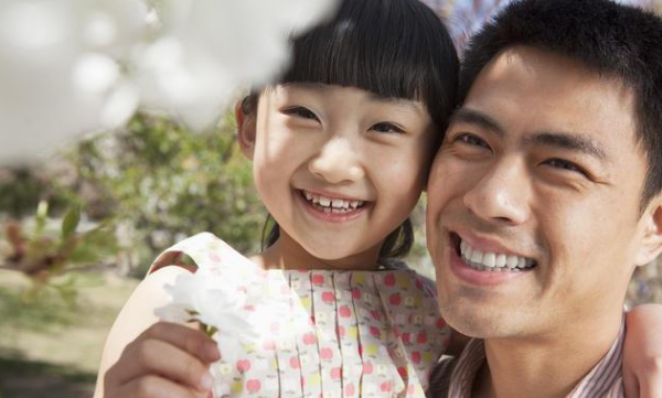结婚前夕，父亲却不知踪影算命先生却说莫担心，他去为你准备嫁妆