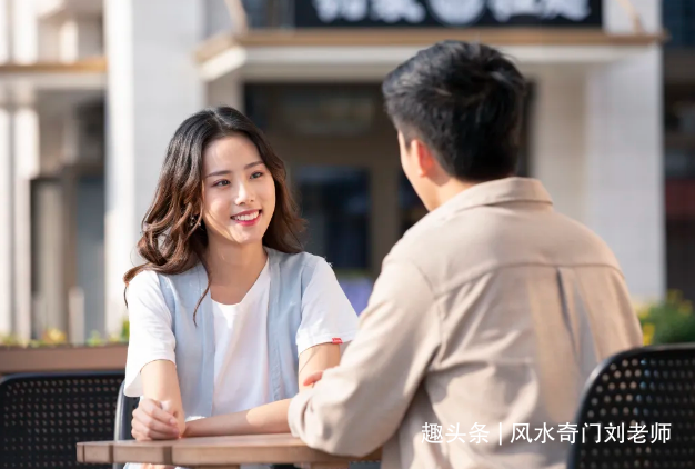 这种八字，事业婚姻没法两全，事业如意，婚姻不幸福