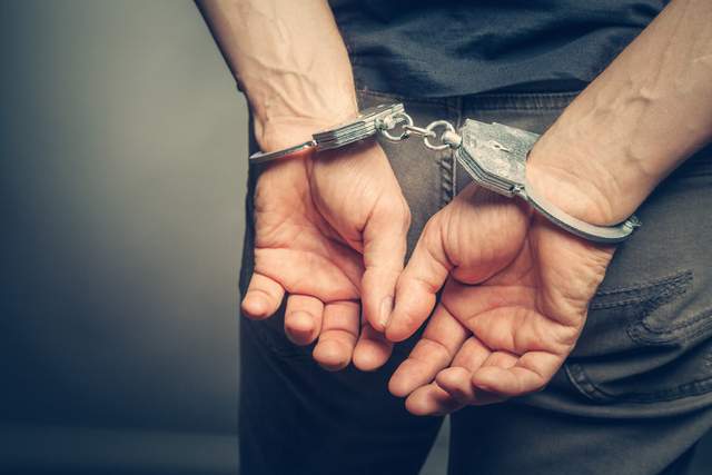 奇葩罪犯肇事逃逸后，因看法律节目心虚去算命，被告知他必被抓