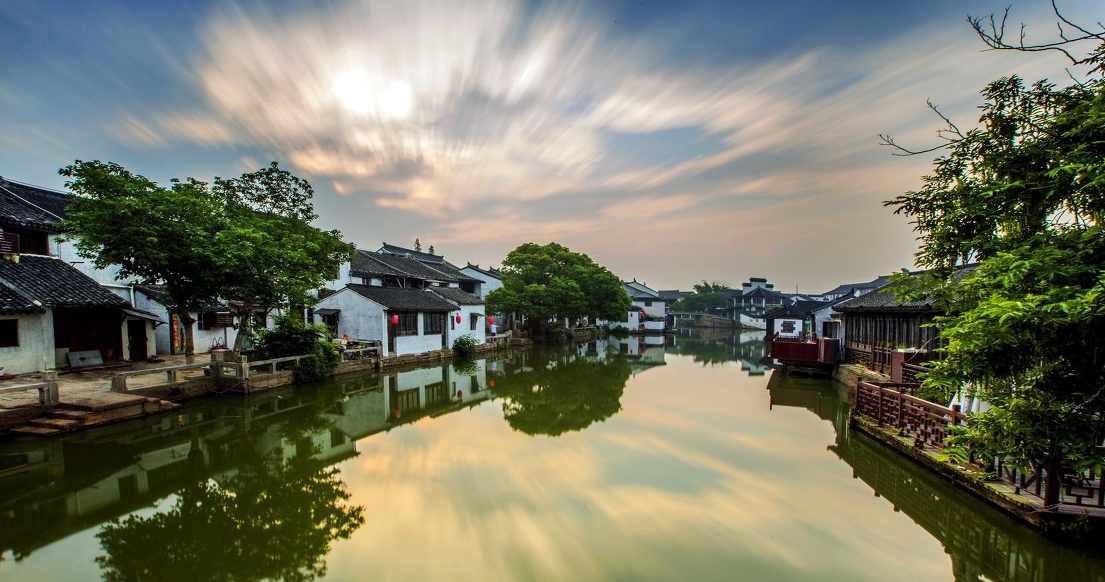 神算子能测过去未来，懒汉算命一生享清福，三月后他砸了算命摊