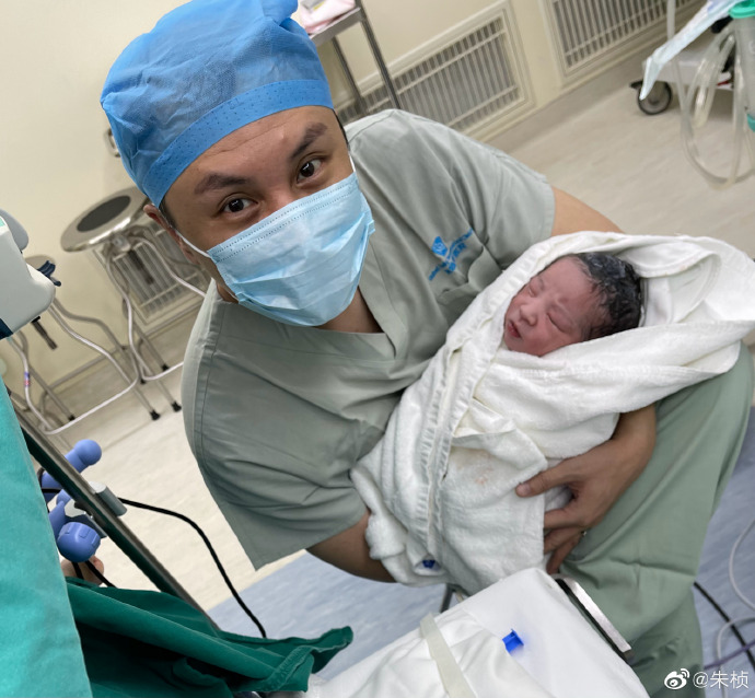 朱桢发文宣布二胎得子，取名Jerry向世界问好
