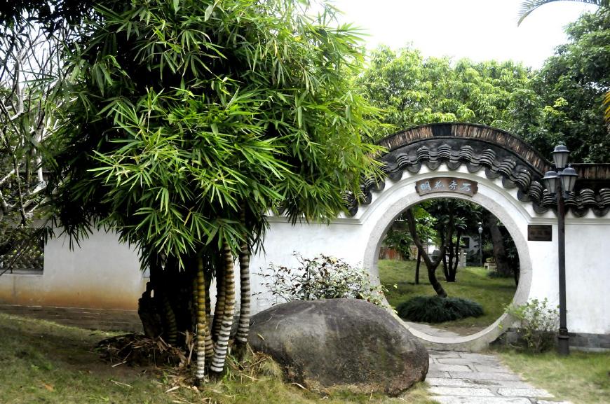 家中不顺去算命，算命先生让他全家半夜去上坟