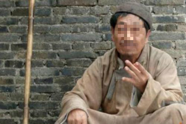 故事：老妇买肉归来，半路遇算命先生，算命先生让她3日内离开家