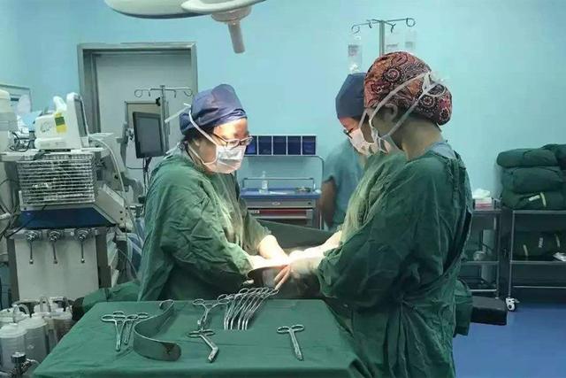 又一对夫妻顺利诞下4胞胎,取名“祖国加油”,网友:欣慰又感动