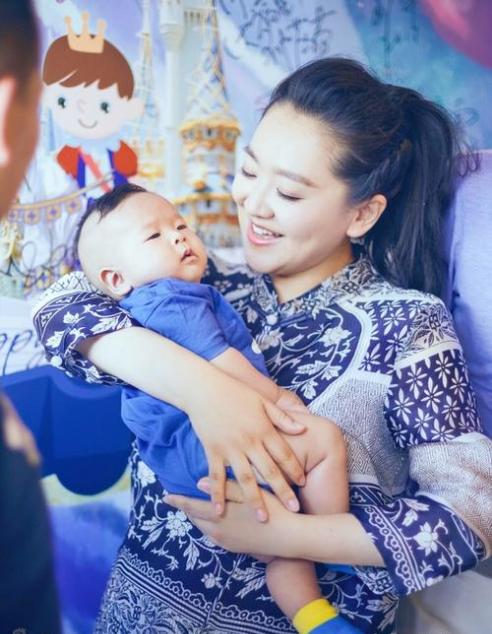 “月亮姐姐”高龄产子,儿子取名叫“正好”,母子俩互动超有爱