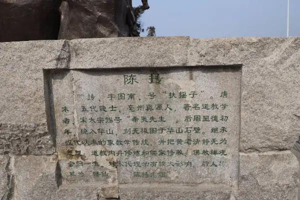 道士去一家算命，刚进门掉头就走：不算了，这家子都不是凡人