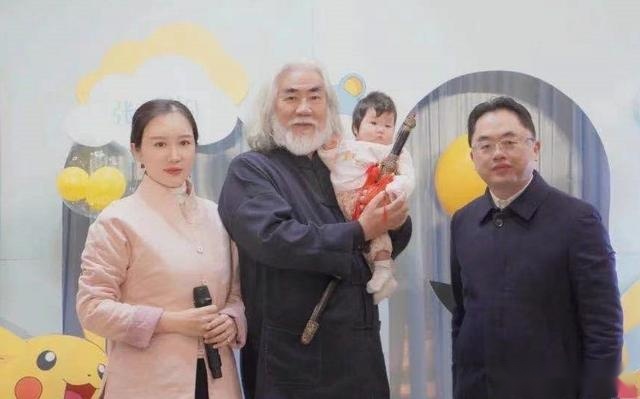 张纪中为三女儿办百日宴，取名小花仙送宝剑为礼物，五官酷似爸爸