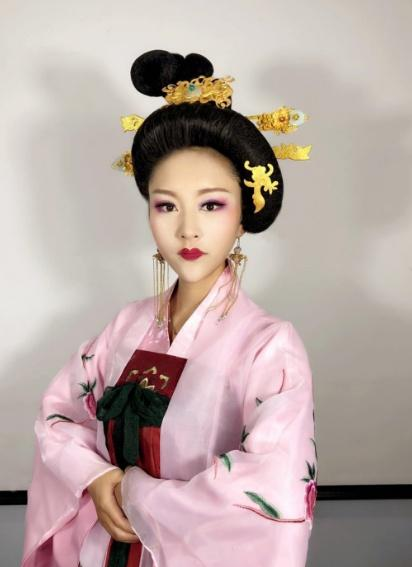 一女出生后三天三夜未哭，算命先生：她有皇后命，但也是个祸害
