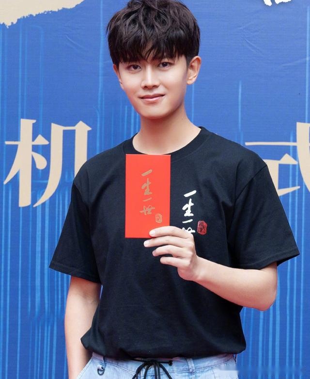 任嘉伦有漫画脸！角色周生辰与他颜值相符，粉丝：比漫画好看